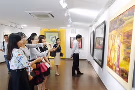 Khách tham quan triển lãm. (Ảnh: Trần Lê Lâm/TTXVN)