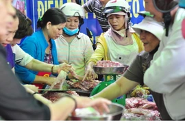 Người dân mua thịt lợn tại các cửa hàng thịt sạch, bình ổn giá. (Ảnh: Lê Xuân/TTXVN)