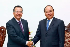 Thủ tướng Nguyễn Xuân Phúc tiếp Đại sứ Maroc Azzeddine Farhane đến chào nhân dịp bắt đầu nhiệm kỳ công tác tại Việt Nam. (Ảnh: Thống Nhất/TTXVN)