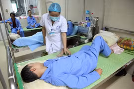 Bác sỹ chăm sóc bệnh nhân sốt xuất huyết. (Ảnh: Hải Yến/TTXVN)