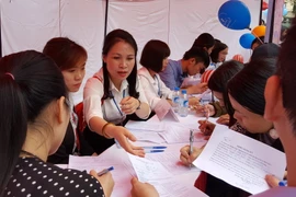 Khám và tư vấn sức khỏe cho trẻ bị tự kỷ. (Ảnh: Kim Anh/TTXVN)