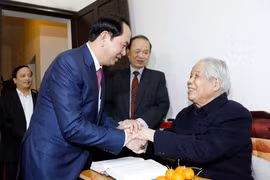 Chủ tịch nước Trần Đại Quang đã đến nhà riêng thăm, chúc thọ nguyên Tổng Bí thư Đỗ Mười tròn 100 tuổi. (Ảnh: Nhan Sáng/TTXVN)