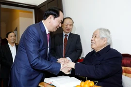 Chủ tịch nước Trần Đại Quang đã đến nhà riêng thăm, chúc thọ nguyên Tổng Bí thư Đỗ Mười tròn 100 tuổi. (Ảnh: Nhan Sáng/TTXVN)