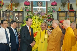 Chủ tịch nước Trần Đại Quang đến thăm, chúc mừng Đại lão Hòa thượng Thích Phổ Tuệ nhân dịp Đại lễ Phật đản. (Ảnh: Nhan Sáng/TTXVN)