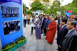 Các đại biểu tham quan Triển lãm trưng bày 90 bức ảnh về quan hệ Việt Nam-Campuchia. (Ảnh: Thế Anh/TTXVN)