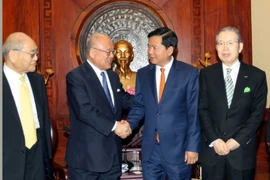 Ông Đinh La Thăng, Ủy viên Bộ Chính trị, Bí thư Thành ủy Thành phố Hồ Chí Minh tiếp ông Takebe Tsutoma, Cố vấn đặc biệt Liên minh Nghị sỹ Hữu nghị Việt-Nhật và Chủ tịch Tập đoàn Nidec ông Shighenobu Nagamori. (Ảnh: Thanh Vũ/TTXVN) 