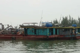 Tàu hút cát đang thực hiện nạo vét luồng biển Cửa Đại. (Ảnh: Đoàn Hữu Trung/TTXVN)