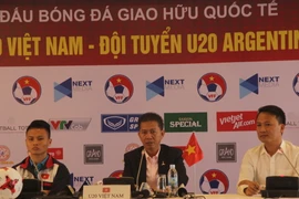 Huấn luyện viên Hoàng Anh Tuấn và đội trưởng U20 Việt Nam Nguyễn Quang Hải tại buổi họp báo. (Ảnh: Xuân Dự/TTXVN)