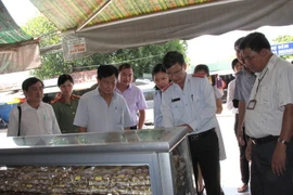 Đoàn kiểm tra liên ngành Trung ương về vệ sinh an toàn thực phẩm kiểm tra tại một cơ sở sản xuất và kinh doanh bánh Trung thu. (Nguồn: TTXVN)