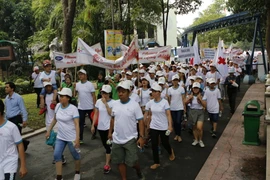 Hàng nghìn người tham gia chương trình. (Ảnh: Hoàng Hải/Vietnam+)