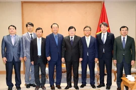 Phó Thủ tướng Trịnh Đình Dũng chụp ảnh lưu niệm với các đại biểu. (Ảnh: Doãn Tấn/TTXVN)