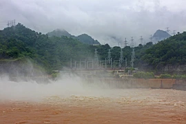 Hồ thủy điện Hòa Bình xả lũ. (Ảnh: Trọng Đạt/TTXVN)