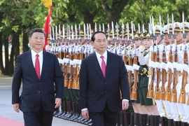 Tổng Bí thư, Chủ tịch nước Trung Quốc Tập Cận Bình và Chủ tịch nước Trần Đại Quang duyệt đội quân danh dự. (Ảnh: Nhan Sáng/TTXVN)