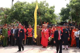 Nghi lễ ông tướng làm lễ phất cờ. (Ảnh: Diệp Trương/TTXVN)