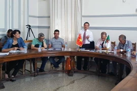 Đại sứ Phạm Quốc Trụ trao đổi với các doanh nghiệp tỉnh Annaba. (Ảnh: Thanh Bình/Vietnam+)