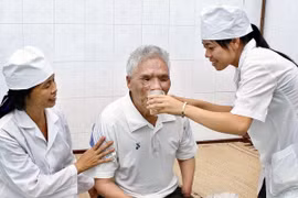 Chăm sóc sức khỏe cho thương bệnh binh. (Ảnh: Thanh Tùng/TTXVN)
