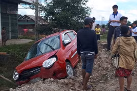 Chiếc ôtô gây tai nạn. (Ảnh: Đặng Tuấn/Vietnam+)