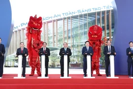 Thủ tướng Nguyễn Xuân Phúc và các đại biểu thực hiện nghi thức khởi công. (Ảnh: Thống Nhất/TTXVN)