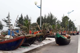 Người dân kéo tàu thuyền lên bờ tránh bão số 10. (Ảnh: Trịnh Duy Hưng/TTXVN)