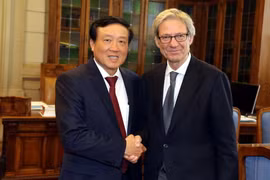 Chánh án Tòa án Nhân dân Tối cao Nguyễn Hòa Bình và Chánh án Tòa án Tối cao Italy Giovanni Canzio. (Ảnh: Ngự Bình/Vietnam+)