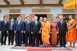 Tổng Bí thư Nguyễn Phú Trọng cùng Đại Tăng thống Tep Vong chụp ảnh chung. (Ảnh: Trí Dũng/TTXVN)