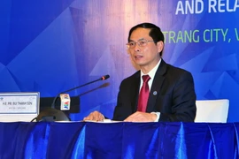 Chủ tịch SOM APEC 2017 Bùi Thanh Sơn chủ trì họp báo quốc tế. (Ảnh: Nguyễn Khang/TTXVN)