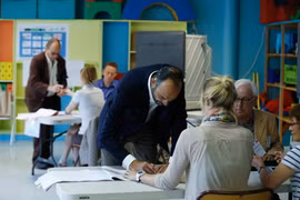 Thủ tướng Pháp Edouard Philippe bỏ phiếu tại một địa điểm bầu cử ở Le Havre, miền Bắc nước Pháp ngày 11/6. (Nguồn: AFP/TTXVN)