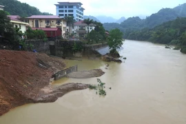 Mưa lớn đã ảnh hưởng đến việc thi công xây dựng công trình kè dọc bờ sông Lô ở thành phố Hà Giang. (Ảnh: Minh Tâm/TTXVN)