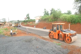 Đường tránh Gia Nghĩa vẫn ngổn ngang, khó có thể hoàn thành đúng thời hạn. (Ảnh: Anh Dũng/TTXVN)