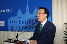 Tỉnh trưởng tỉnh Gyeongsangbuk Kim Kwan Yong, Trưởng ban Lễ hội Văn hóa thế giới Thành phố Hồ Chí Minh-Gyeongji 2017. (Ảnh: Thanh Vũ/TTXVN) 