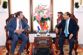 Thủ tướng Nguyễn Xuân Phúc tiếp ông Hermen Borst, Phó Cao ủy Chương trình Đồng bằng Hà Lan. (Ảnh: Thống Nhất/TTXVN)