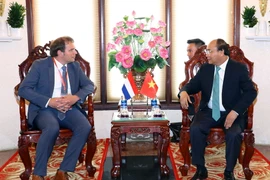 Thủ tướng Nguyễn Xuân Phúc tiếp ông Hermen Borst, Phó Cao ủy Chương trình Đồng bằng Hà Lan. (Ảnh: Thống Nhất/TTXVN)