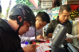 Mua vé Vietlott. (Ảnh minh họa. Nguồn: TTXVN)