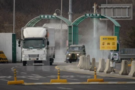 Xe tải rời khỏi khu công nghiệp Kaesong. (Nguồn: AFP/TTXVN)