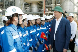 Chủ tịch nước Trần Đại Quang gặp gỡ các chuyên gia, người lao động đang làm việc tại Khu kinh tế Nghi Sơn. (Ảnh: Nhan Sáng/TTXVN)