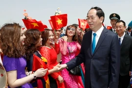 Quang cảnh lễ đón Chủ tịch nước Trần Đại Quang và Phu nhân Nguyễn Thị Hiền tại sân bay Quốc tế Bắc Kinh. (Ảnh: Nhan Sáng/TTXVN)