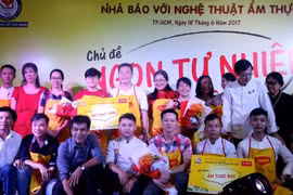 Lễ trao giải cho các nhà báo và các đầu bếp. (Ảnh: H Minh)