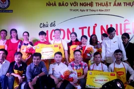 Lễ trao giải cho các nhà báo và các đầu bếp. (Ảnh: H Minh)