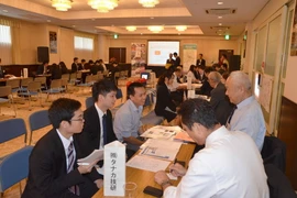 Các doanh nghiệp tại tỉnh Saitama, Nhật Bản tiếp xúc, trao đổi thông tin với lưu học sinh Việt Nam. (Ảnh: Gia Quân/Vietnam+)
