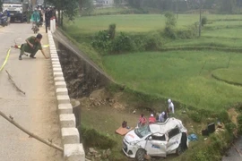 Taxi rơi xuống cầu, 6 người chết và bị thương sau khi đi đám cưới