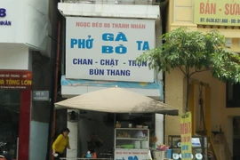 Hàng quán kinh doanh lấn chiếm vỉa hè gây mất mỹ quan trên tuyến phố Thanh Nhàn. (Ảnh: Nguyễn Văn Thắng/TTXVN)