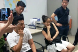 Hai đối tượng gồm Hoàng Thị Ngọc Anh và Nguyễn Ngọc Sang vận chuyển trái phép hơn 80 cây vàng qua đường hàng không. (Ảnh: Hải quan Hà Nội cung cấp)