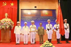 Trung tướng Somkeo Silavong, Bộ trưởng Bộ An ninh Lào trao tặng Huân chương Phát triển của Nhà nước Lào cho Bộ Công an Việt Nam. (Ảnh: Doãn Tấn/TTXVN)