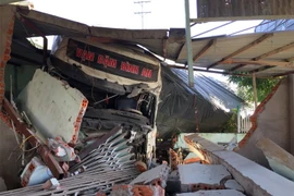 Xe tải sơmi rơmoóc đâm sập nhà dân. (Ảnh: Công Thử/TTXVN)