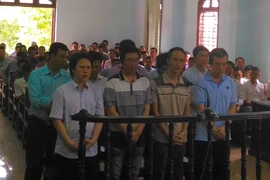 Các bị cáo trước vành móng ngựa tại phiên xét xử sơ thẩm. (Ảnh: Thanh Sang/TTXVN)