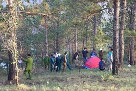 Cơ quan chức năng khám nghiệm hiện trường vụ việc. (Ảnh: Nguyễn Dũng/TTXVN)