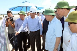 Phó Thủ tướng Vương Đình Huệ nghe các đơn vị thi công báo cáo Dự án Cảng hàng không Quảng Ninh. (Ảnh: Doãn Tấn/TTXVN)