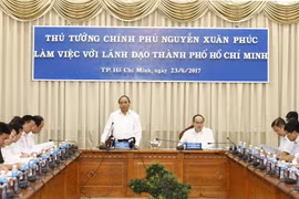Thủ tướng Nguyễn Xuân Phúc làm việc với lãnh đạo Thành phố Hồ Chí Minh về kinh tế-xã hội và một số vấn đề tăng trưởng của thành phố. (Ảnh: Thống Nhất/TTXVN)
