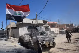 Các lực lượng chống khủng bố Iraq tiến vào Matahen, vùng lân cận thành phố Mosul trong chiến dịch giành lại quyền kiểm soát thành phố này từ phiến quân IS ngày 10/4. (Nguồn: AFP/TTXVN) 