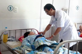 Bác sỹ kiểm tra sức khỏe cho các bệnh nhân. (Ảnh: Xuân Triệu/TTXVN) 